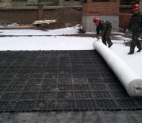 土工布排水板的施工规范是什么？
