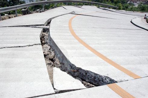 公路的破损图片