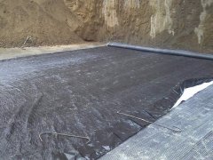 针刺法钠基膨润土防水毯是一种新型环保生态复合防渗材料
