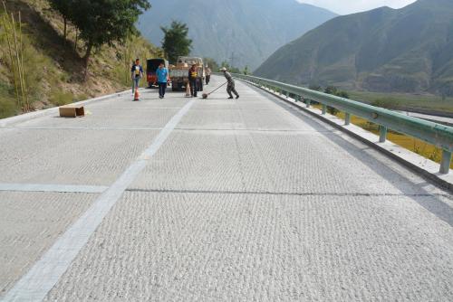 聚酯玻纤布高速公路铺设施工